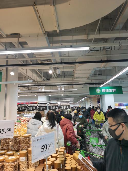 人潮汹涌，智慧突围 现代百货零售的拥挤购物挑战与创新机遇